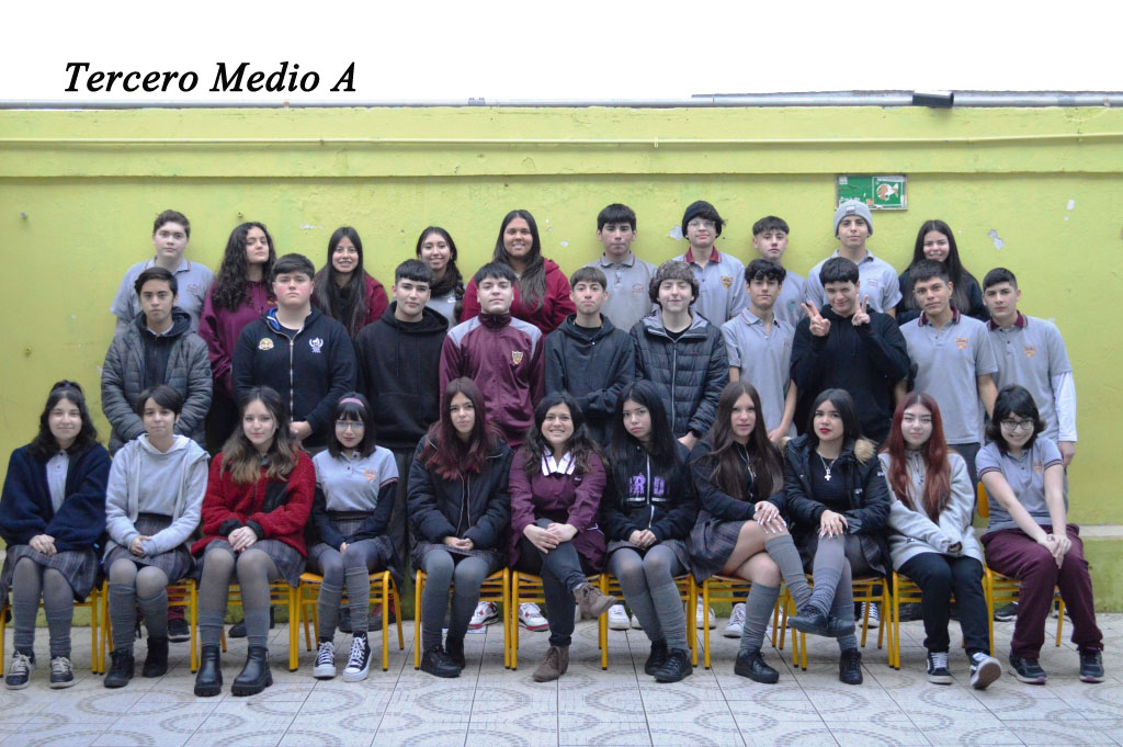 Tercero Medio A, con su profesora, Miss Pamela Cortés.