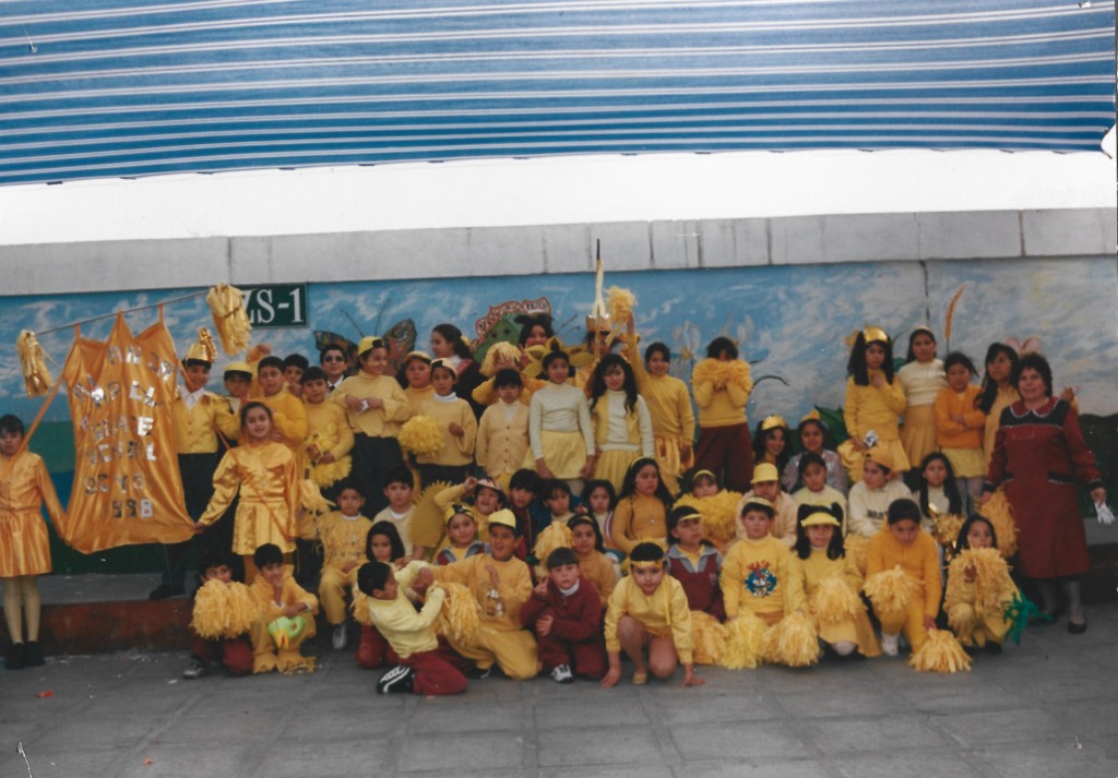 Niños de amarillo